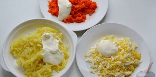 Фото приготовления рецепта: Закусочный блинный торт с крабовыми палочками, картофелем и морковью - шаг №13