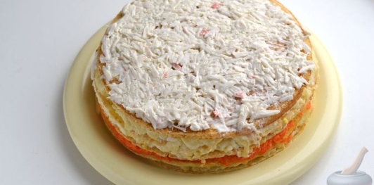 Фото приготовления рецепта: Закусочный блинный торт с крабовыми палочками, картофелем и морковью - шаг №19