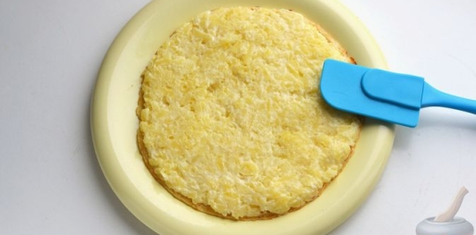 Фото приготовления рецепта: Закусочный блинный торт с крабовыми палочками, картофелем и морковью - шаг №14