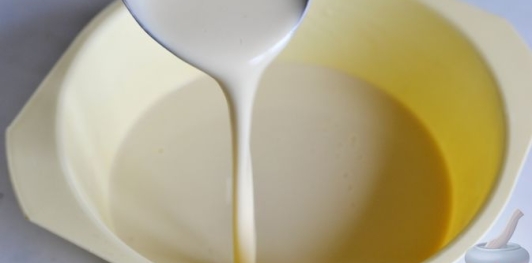 Фото приготовления рецепта: Закусочный блинный торт с крабовыми палочками, картофелем и морковью - шаг №8