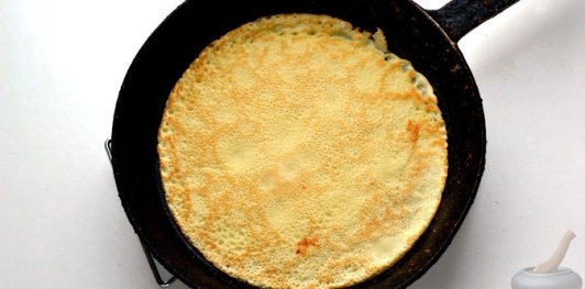 Фото приготовления рецепта: Закусочный блинный торт с крабовыми палочками, картофелем и морковью - шаг №11