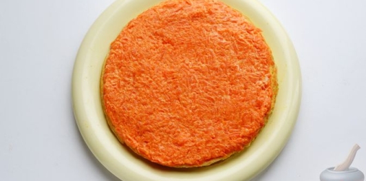 Фото приготовления рецепта: Закусочный блинный торт с крабовыми палочками, картофелем и морковью - шаг №15