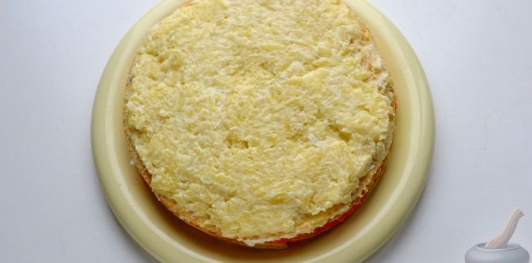 Фото приготовления рецепта: Закусочный блинный торт с крабовыми палочками, картофелем и морковью - шаг №17