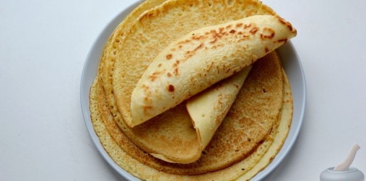 Фото приготовления рецепта: Закусочный блинный торт с крабовыми палочками, картофелем и морковью - шаг №12