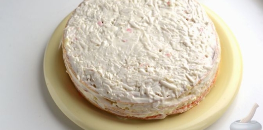 Фото приготовления рецепта: Закусочный блинный торт с крабовыми палочками, картофелем и морковью - шаг №20