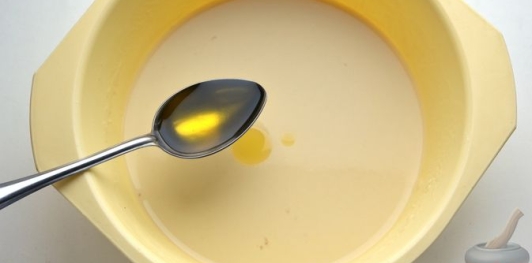 Фото приготовления рецепта: Закусочный блинный торт с крабовыми палочками, картофелем и морковью - шаг №9