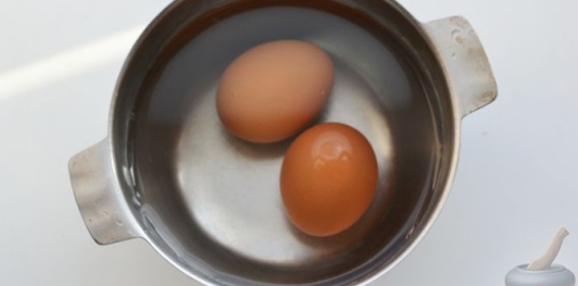 Фото приготовления рецепта: Закусочный блинный торт с крабовыми палочками, картофелем и морковью - шаг №4