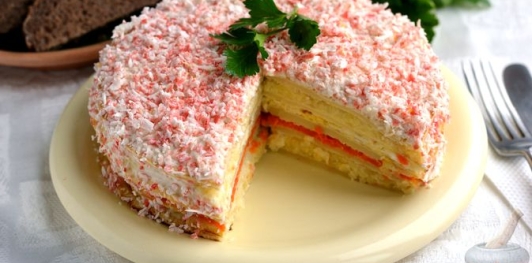 Фото приготовления рецепта: Закусочный блинный торт с крабовыми палочками, картофелем и морковью - шаг №23