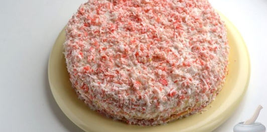 Фото приготовления рецепта: Закусочный блинный торт с крабовыми палочками, картофелем и морковью - шаг №21