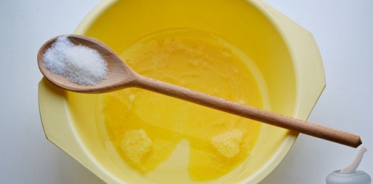 Фото приготовления рецепта: Закусочный блинный торт с крабовыми палочками, картофелем и морковью - шаг №6