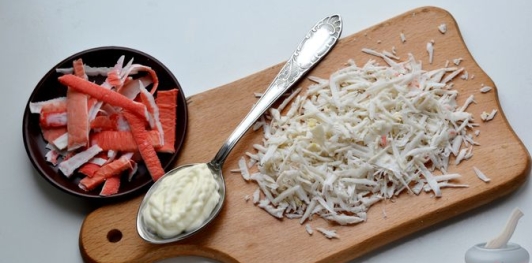 Фото приготовления рецепта: Закусочный блинный торт с крабовыми палочками, картофелем и морковью - шаг №18