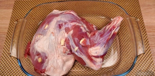 Фото приготовления рецепта: Запечённый ягнёнок по-гречески - шаг №3