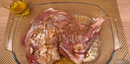 Фото приготовления рецепта: Запечённый ягнёнок по-гречески - шаг №6