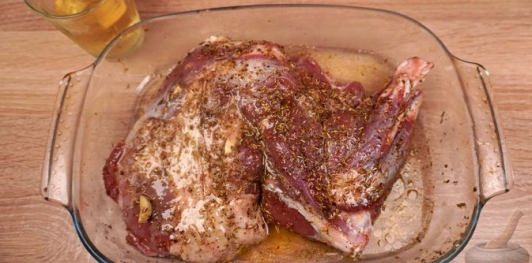 Фото приготовления рецепта: Запечённый ягнёнок по-гречески - шаг №10