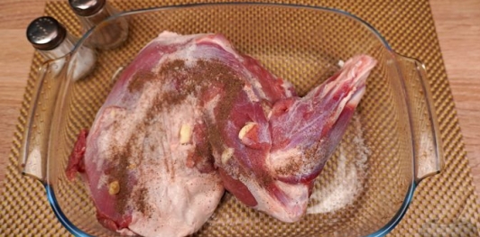 Фото приготовления рецепта: Запечённый ягнёнок по-гречески - шаг №4