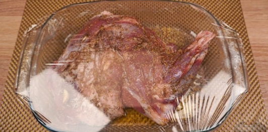 Фото приготовления рецепта: Запечённый ягнёнок по-гречески - шаг №7