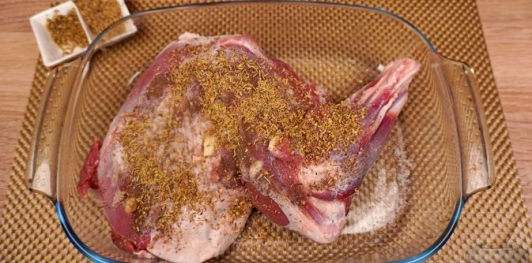 Фото приготовления рецепта: Запечённый ягнёнок по-гречески - шаг №5