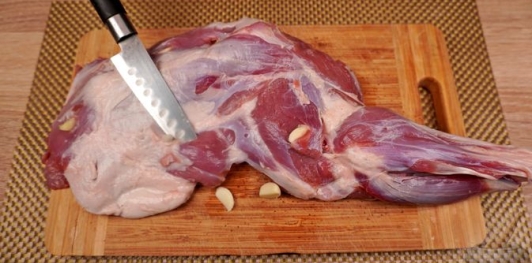 Фото приготовления рецепта: Запечённый ягнёнок по-гречески - шаг №2