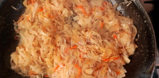 Фото приготовления рецепта: Запечённый картофель с квашеной капустой - шаг №8