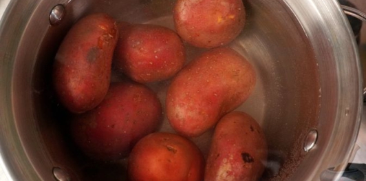 Фото приготовления рецепта: Запечённый картофель с квашеной капустой - шаг №1