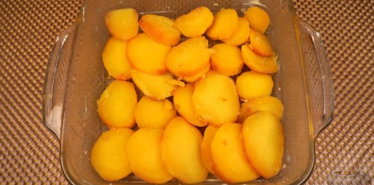 Фото приготовления рецепта: Запечённый картофель с квашеной капустой - шаг №13