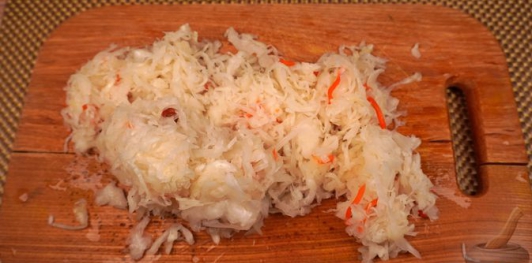 Фото приготовления рецепта: Запечённый картофель с квашеной капустой - шаг №4