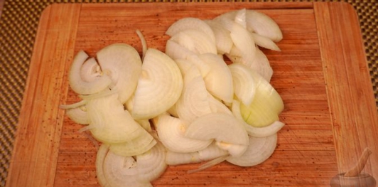 Фото приготовления рецепта: Запечённый картофель с квашеной капустой - шаг №3