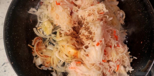 Фото приготовления рецепта: Запечённый картофель с квашеной капустой - шаг №7