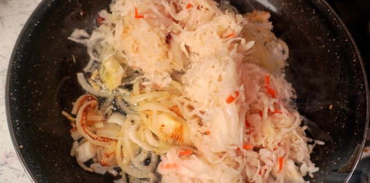 Фото приготовления рецепта: Запечённый картофель с квашеной капустой - шаг №6