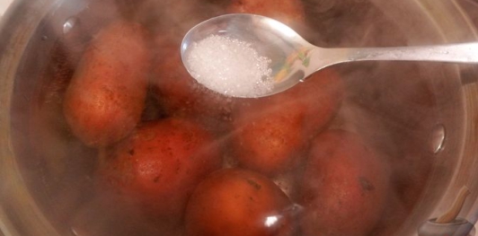 Фото приготовления рецепта: Запечённый картофель с квашеной капустой - шаг №2