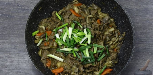 Фото приготовления рецепта: Жареная говядина по-корейски - шаг №18