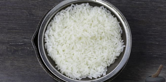 Фото приготовления рецепта: Жареный рис с крабовыми палочками, пекинской капустой и яйцом - шаг №4