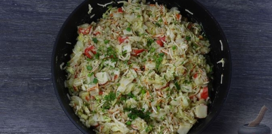 Фото приготовления рецепта: Жареный рис с крабовыми палочками, пекинской капустой и яйцом - шаг №14