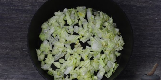 Фото приготовления рецепта: Жареный рис с крабовыми палочками, пекинской капустой и яйцом - шаг №6