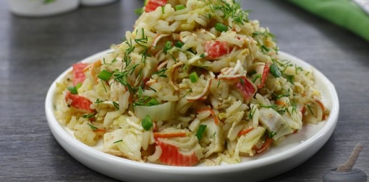 Фото приготовления рецепта: Жареный рис с крабовыми палочками, пекинской капустой и яйцом - шаг №15