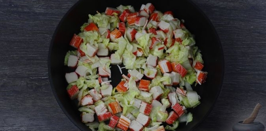 Фото приготовления рецепта: Жареный рис с крабовыми палочками, пекинской капустой и яйцом - шаг №8