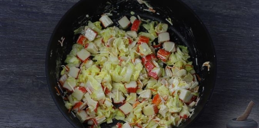 Фото приготовления рецепта: Жареный рис с крабовыми палочками, пекинской капустой и яйцом - шаг №10