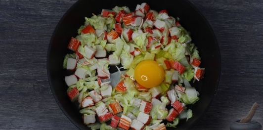 Фото приготовления рецепта: Жареный рис с крабовыми палочками, пекинской капустой и яйцом - шаг №9