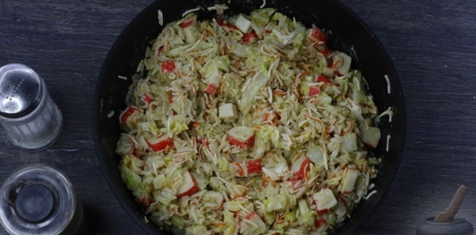 Фото приготовления рецепта: Жареный рис с крабовыми палочками, пекинской капустой и яйцом - шаг №13