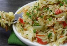 Жареный рис с крабовыми палочками, пекинской капустой и яйцом