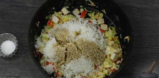 Фото приготовления рецепта: Жареный рис с крабовыми палочками, пекинской капустой и яйцом - шаг №12