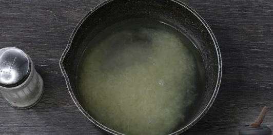 Фото приготовления рецепта: Жареный рис с крабовыми палочками, пекинской капустой и яйцом - шаг №2