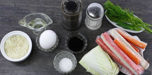 Фото приготовления рецепта: Жареный рис с крабовыми палочками, пекинской капустой и яйцом - шаг №1