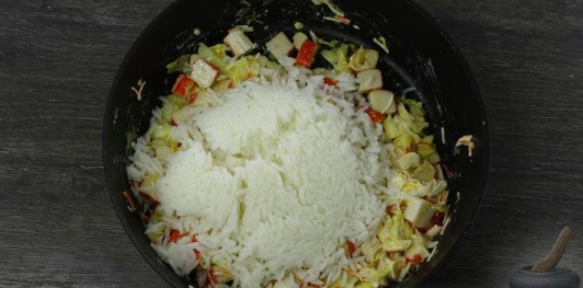 Фото приготовления рецепта: Жареный рис с крабовыми палочками, пекинской капустой и яйцом - шаг №11