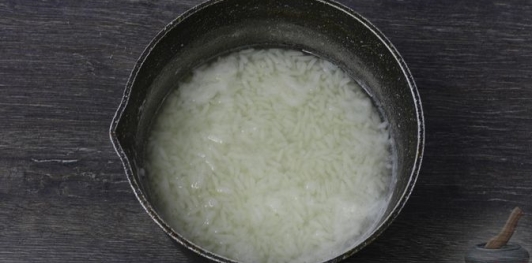 Фото приготовления рецепта: Жареный рис с крабовыми палочками, пекинской капустой и яйцом - шаг №3