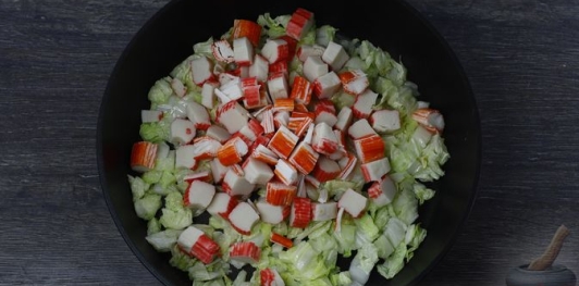 Фото приготовления рецепта: Жареный рис с крабовыми палочками, пекинской капустой и яйцом - шаг №7