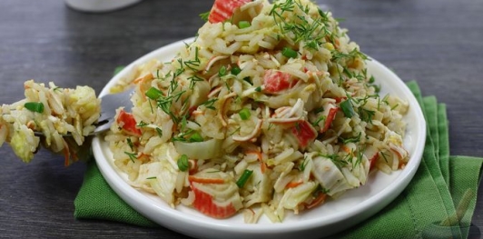 Фото приготовления рецепта: Жареный рис с крабовыми палочками, пекинской капустой и яйцом - шаг №16