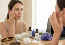 Лишнее трение крадёт красоту: почему привычный способ снятия макияжа может стать причиной заломов у глаз