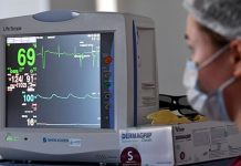 Врач предупредил о смертельной опасности привычки курить на ходу