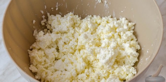 Фото приготовления рецепта: Баница с брынзой (из теста фило) - шаг №3